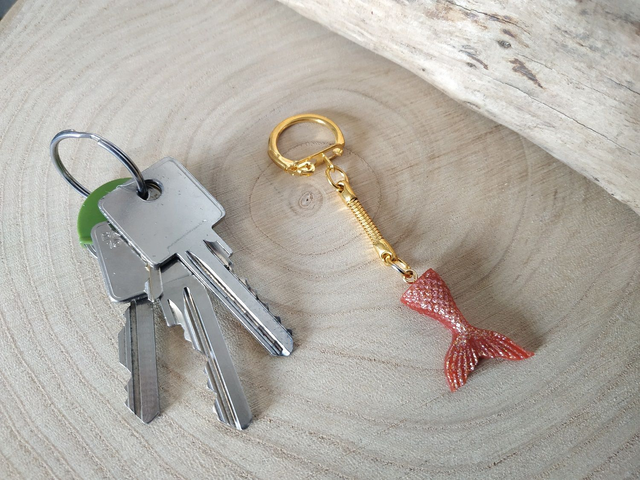 Porte-clés queue de sirène rouge pailleté