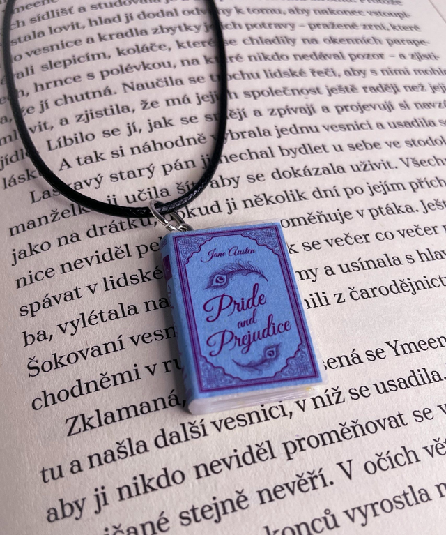 Náhrdelník mini knížka Pýcha a předsudek