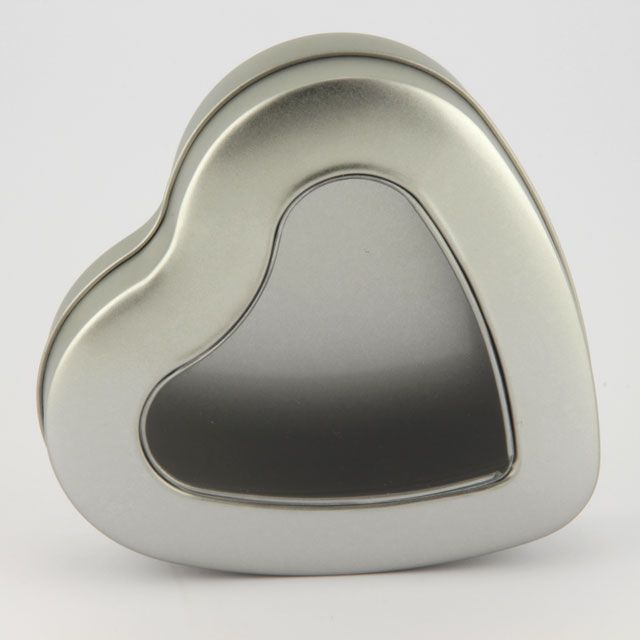 Hartvormig theeblik met venster (heartshaped tin)