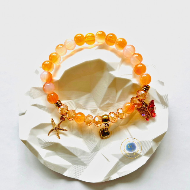 Peach Sands Armband – Goudkleurige Bedels & Perzik Kralen | Handgemaakt