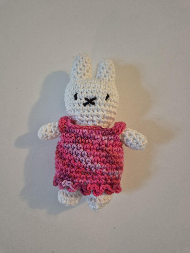 Miffy et sa robe en dégradé de roses