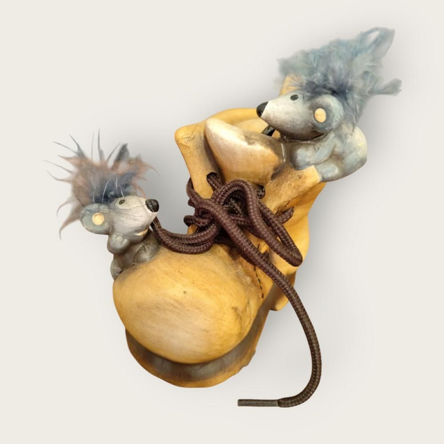 Tirelire originale en forme de chaussure avec petites souris