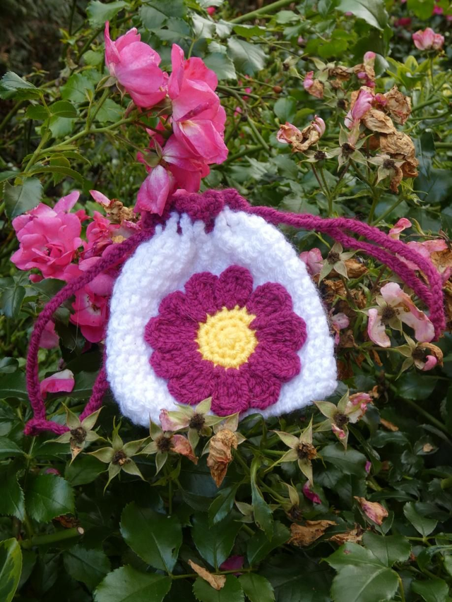 Porte monnaie blanc et fushia avec une marguerite 