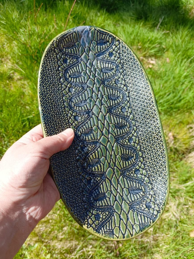 Plateau en grès vert avec  empreinte de dentelle .