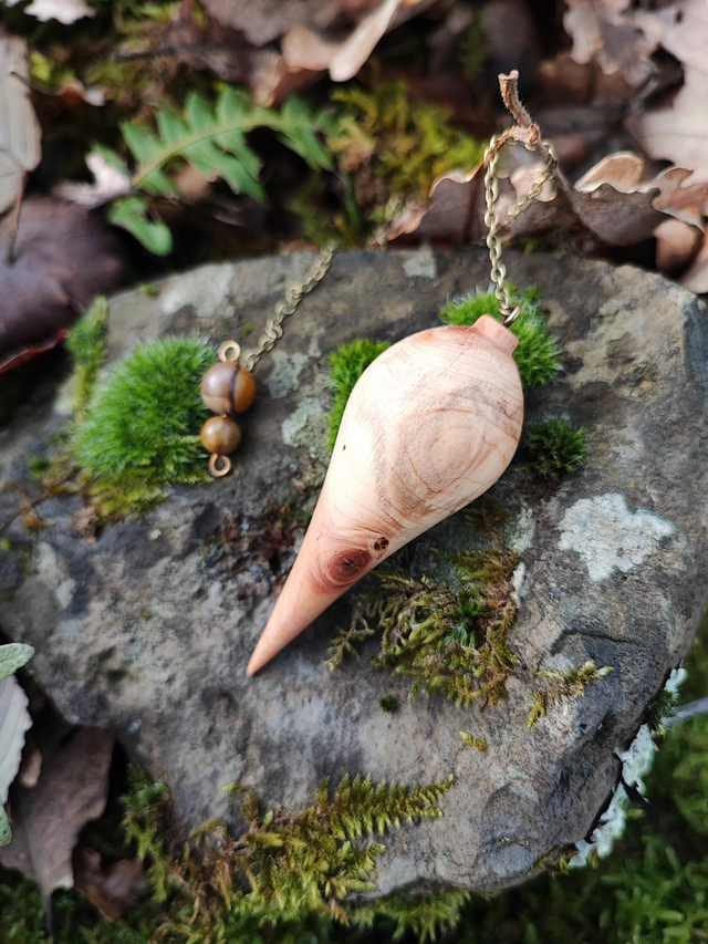 Pendule en Bois de Genévrier Cade d'Ardèche et Chaînette en Laiton vieilli