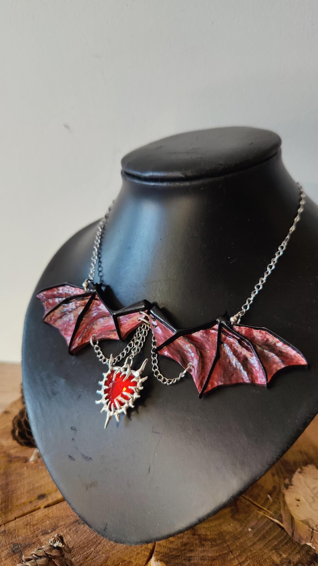 Collier chauve souris aux ailes déployées modèle rouge sang