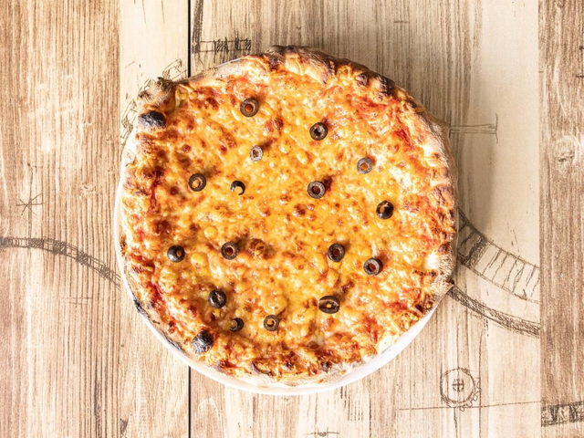 01.Margherita : Base tomate, mozzarella, emmental français et olives noires.🧀🫒