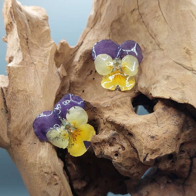 Boucles d’oreilles Pensées – Bijoux floraux faits main en résine brillante