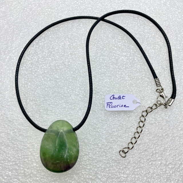 Pendentif Galet en Fluorine – Cordon PU