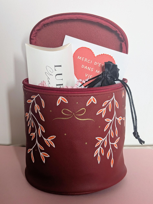 Coffret St Valentin - Pochette+ bracelet + porte-clés ou barrette.