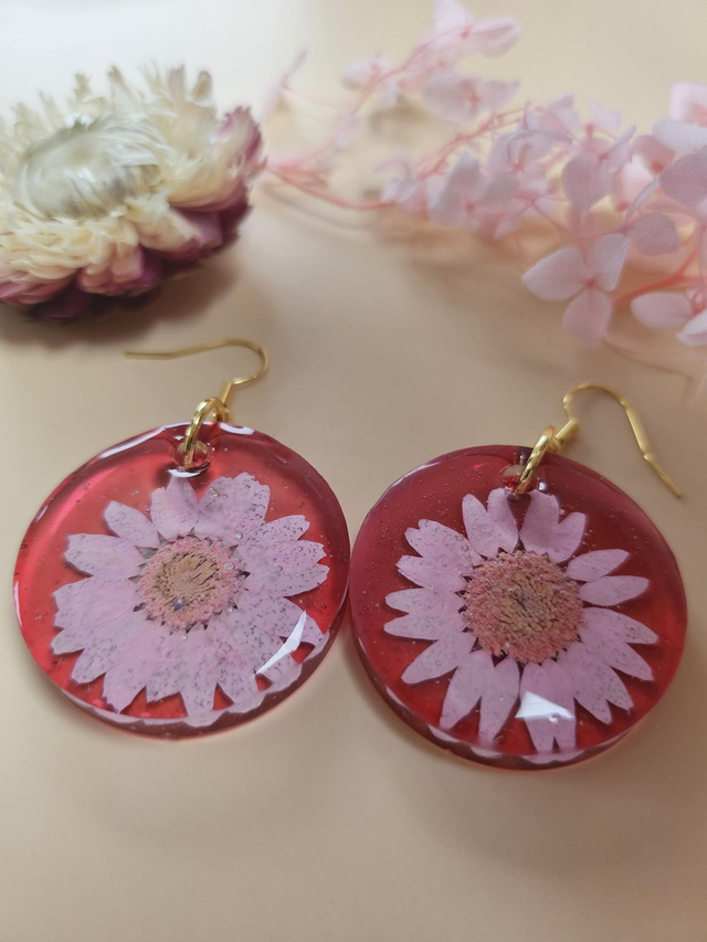 Boucles d'oreilles en résine - Ronds rouges fleuris