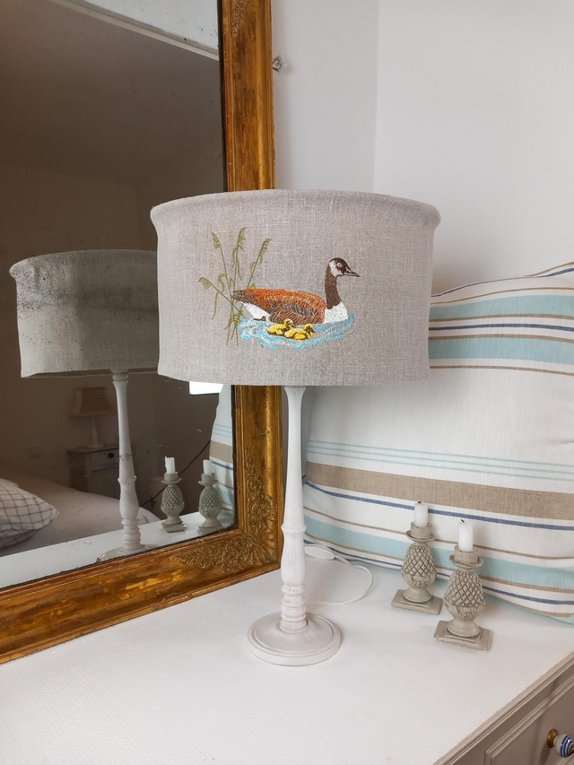 Abat-jour pour lampe de table en lin brodé - broderie "Oie et ses oisons".