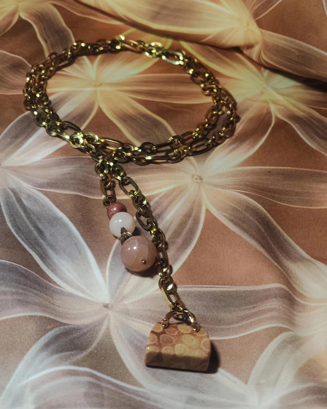 Collier cravate sac à main corail fossile
