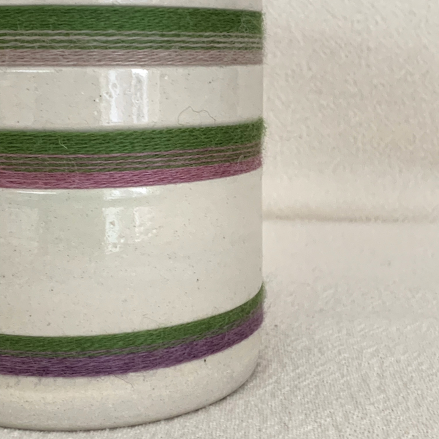 Vase en grès lisse tissé laine