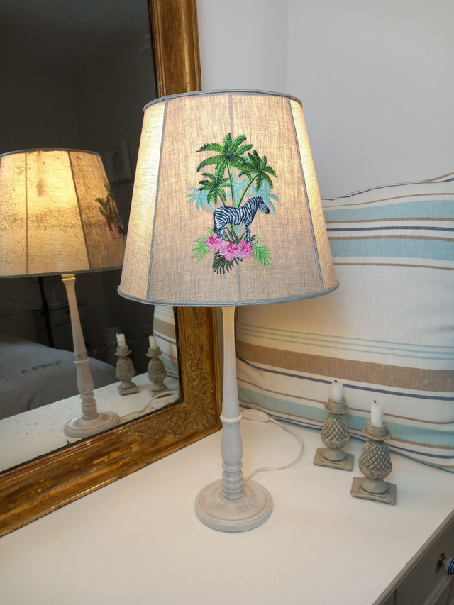 Abat-jour pour lampe de table en lin artisanal brodé - broderie "Savane Africaine"