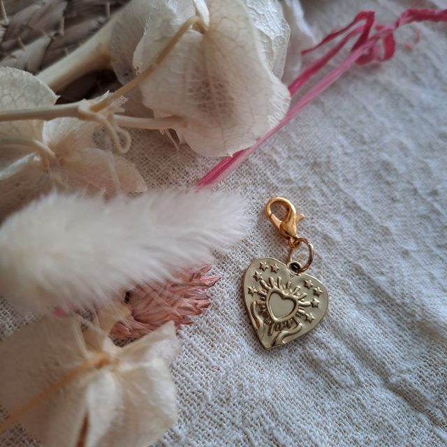 Charms coeur avec un dessin coeur intérieur colorie dorée