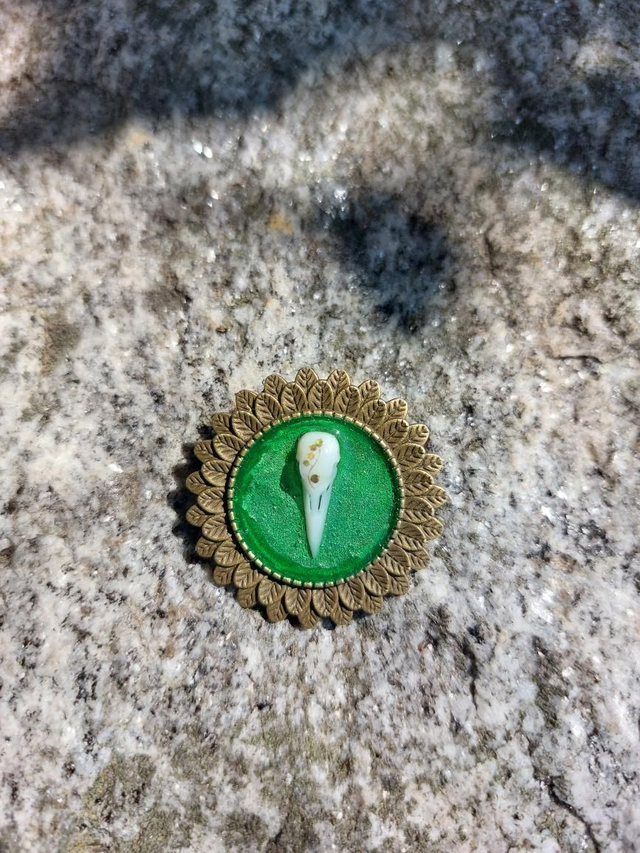 Broche crâne corbeau vert