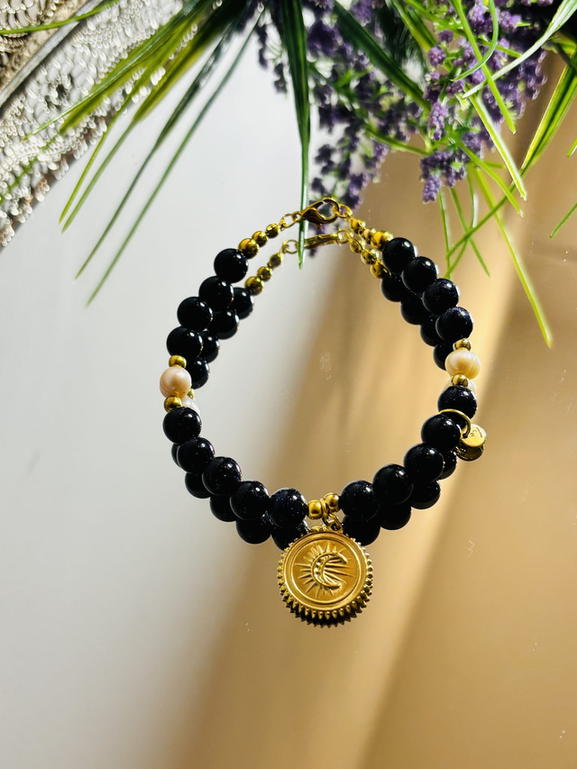 Handgemaakte Armband met Blauwe Zandsteen & Zoetwaterparels – Gouden Maanhanger | MJ Creations 