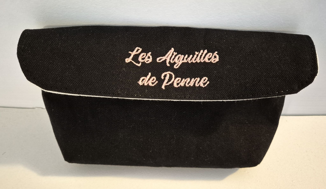 Sac porté à la ceinture noir broderie rose