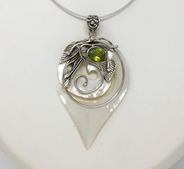 PENDENTIF VINTAGE GOUTTE DE NACRE BLANCHE PERIDOT - ARGENT MASSIF - VENDU SANS CHAINE - PPNP
