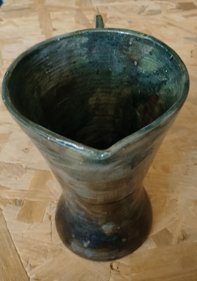 Pichet en grès tourné – Émail vert-brun profond – Pièce unique artisanale
