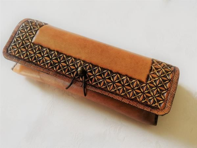 Etui à lunettes en cuir à frise géométrique