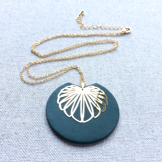 Sautoir « Divertimento » doré, cuir vert sapin 