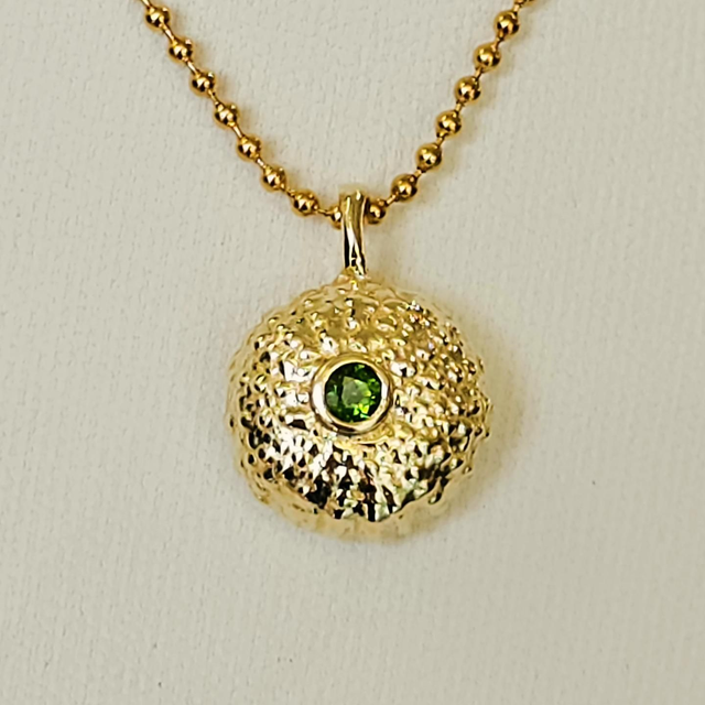 Pendentif oursin serti d'une pierre 
