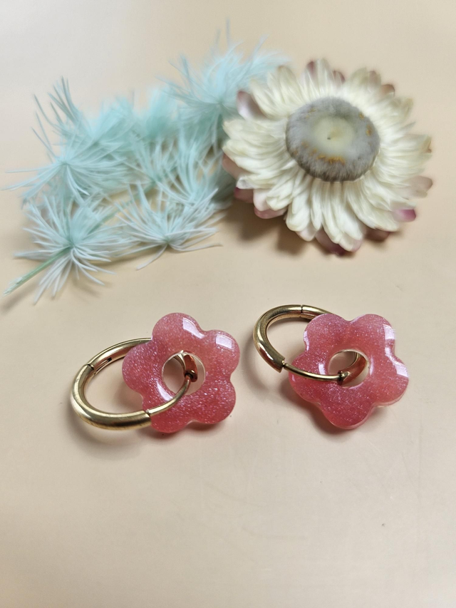 Boucles d&#039;oreilles en résine - Fleurs rose foncé