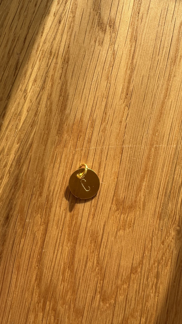 Estompage sur pendentif en laiton doré