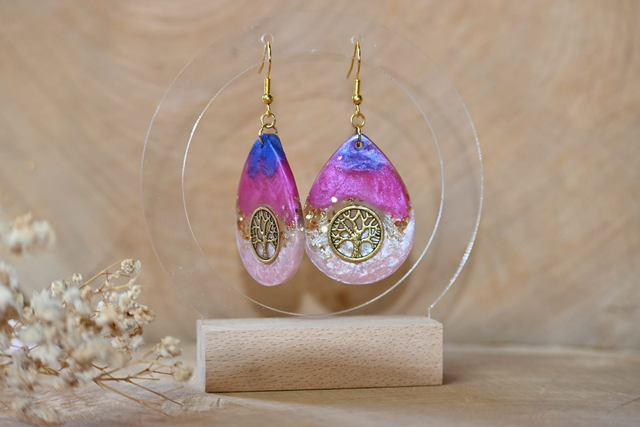 🌿VITAE🌿 Boucles d’oreilles en résine Arbre de vie - Rose / violet✨
