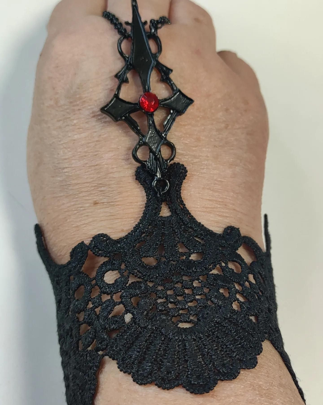 Manchette Gothique croix noire 