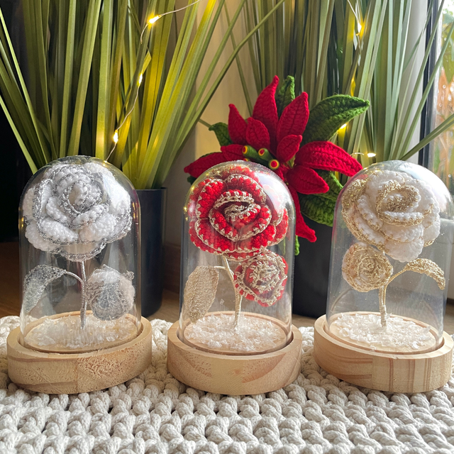 Szydełkowy stroik świąteczny w kopule - mini róże 