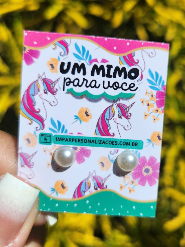 Kit Brincos Meia Pérola 6mm -  Hipoalergênicos + Tag Personalizada ( UNICÓRNIO)