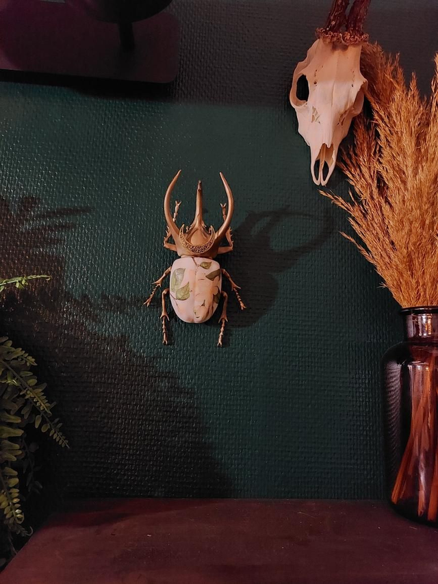 Scarabée en résine doré fleurs blanches 