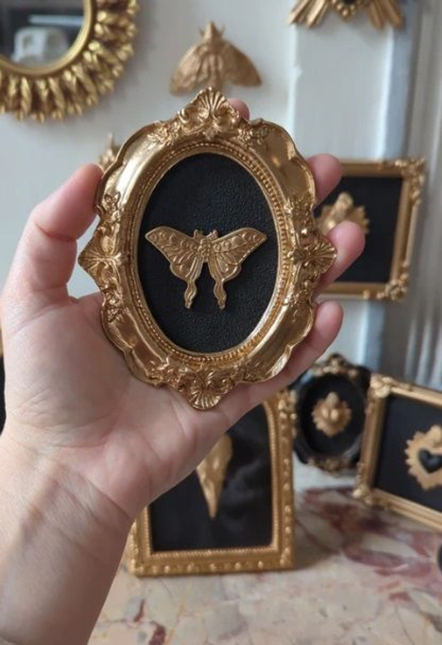 Cadre baroque doré papillon de nuit lunes