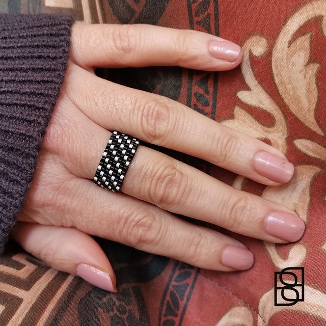 DOTTED DIAGONALS ring