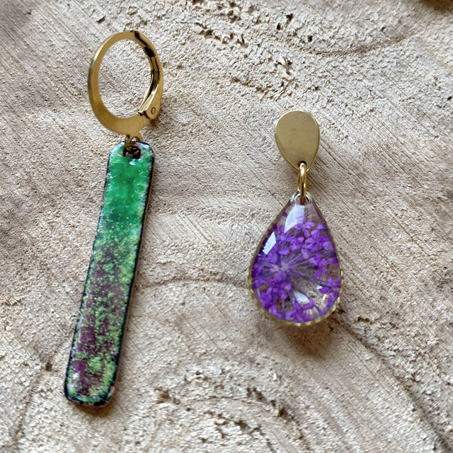 Funky Pop : boucles d'oreilles asymétriques (dorées) - Pièce Unique