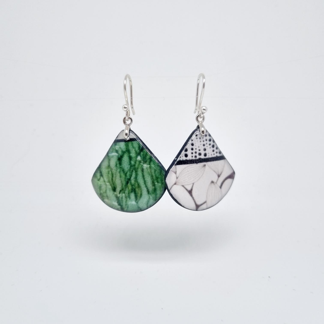 Boucles d&#039;oreilles vert et gris blanc éventail 