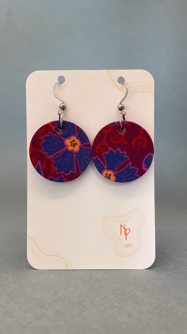 Boucles d'oreilles carton et tissu forme petites rondes, collection " indie rouge " - fond rouge et motifs fleuris tons bleu et rose
