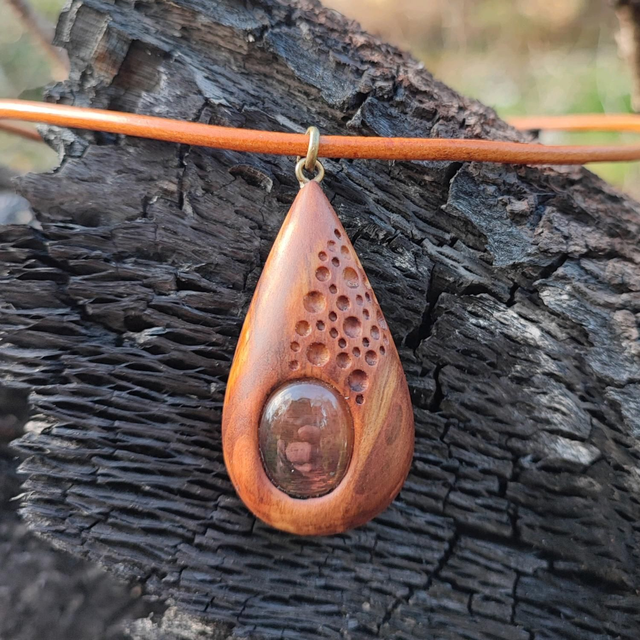 Pendentif en Bois de Pommier Sauvage, Pierre du Soleil et Cuir Marron