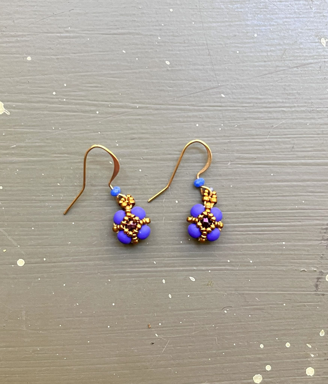 Petites boucles d'oreille en perles tissées bleu Klein 