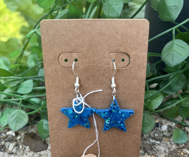 Boucles d’oreilles résine étoile bleu et argenté à paillettes 