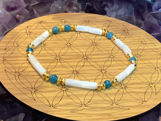 Braclet en Nacre et Apatite 
