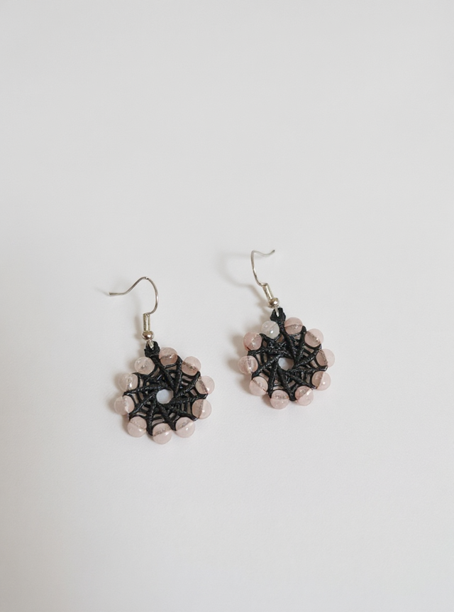 Boucles d’oreille moulin à vent en micro-macramé