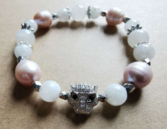 Bracelet Pierre de Lune et Perles de culture - Ornement panthère argentée et zircons