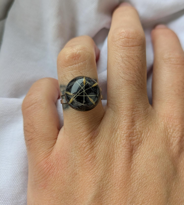 Anillo de resina con semillas de diente de león