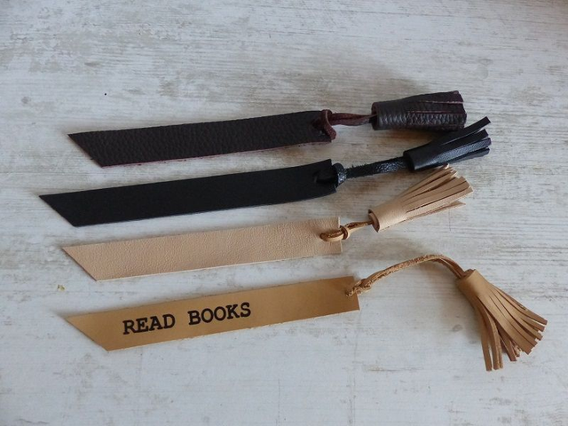 Marque page en cuir avec pompon