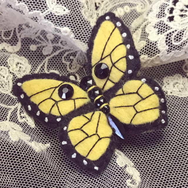 Broche papillon jaune 