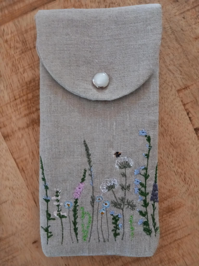Etui à lunettes ou pochette téléphone ,en lin brodé, doublé molletonné .Modèle fleurs. Créations artisanales dans mon atelier à Uzès, France.
